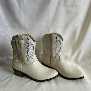 Kids Madden NYC White Short Cowgirl Boots Size 5